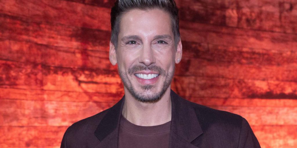 Norman Langen distrugge il televisore a causa di un arrabbiamento improvviso