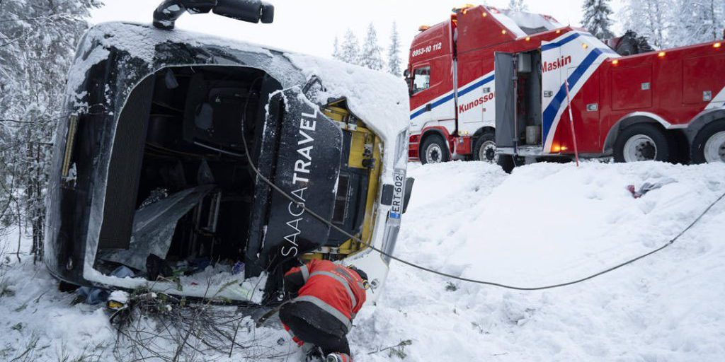 Elicottero in soccorso: studenti e passeggeri tedeschi feriti in incidente di autobus in Svezia