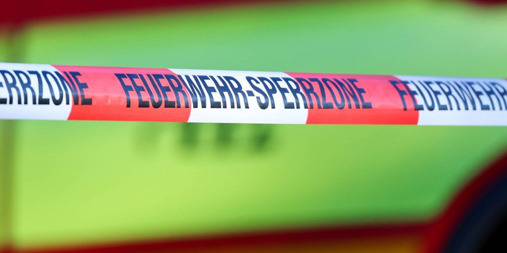 Incendio in edificio multi-famiglia di Duisburg: soccorritori trovano una donna morta