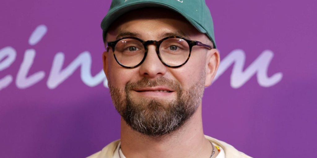 Mark Forster annuncia la fine della sua relazione e la sospensione del suo marchio distintivo al Kölner Treff