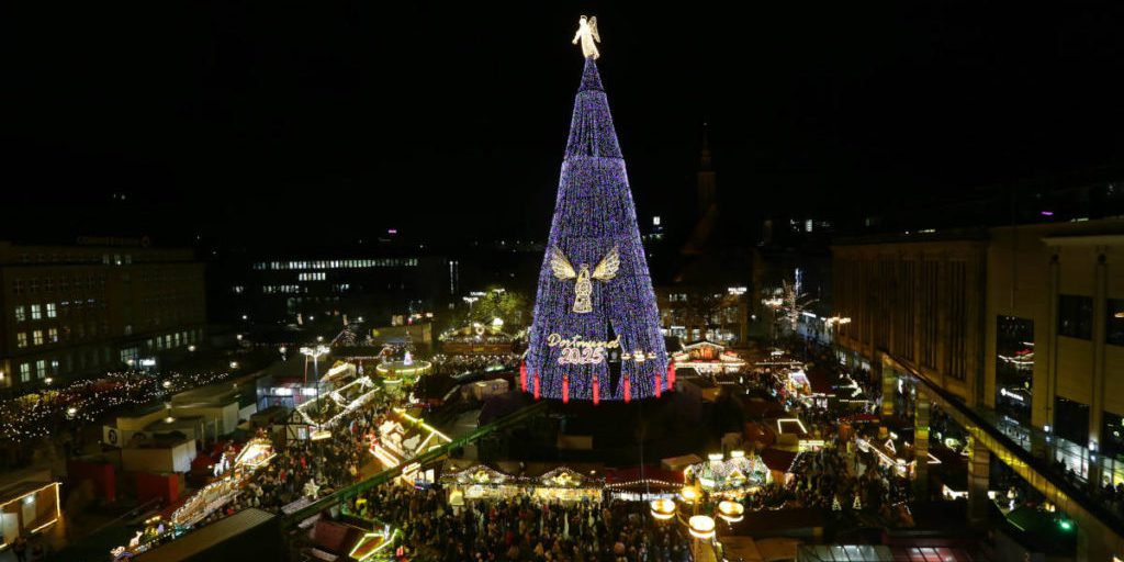 Luci spezzate sull'albero di 45 metri del mercato di Natale di Dortmund