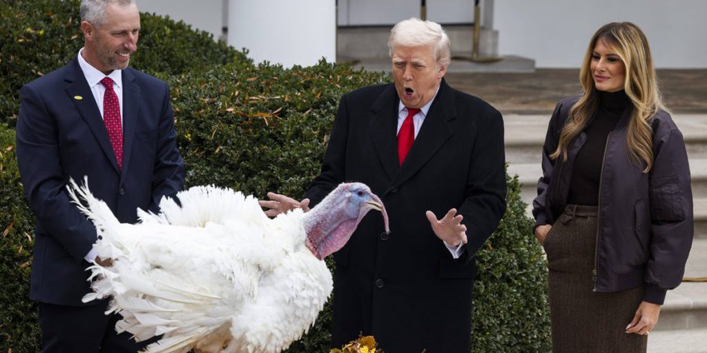 Trump allontana Melania durante il discorso annuale sul tacchino