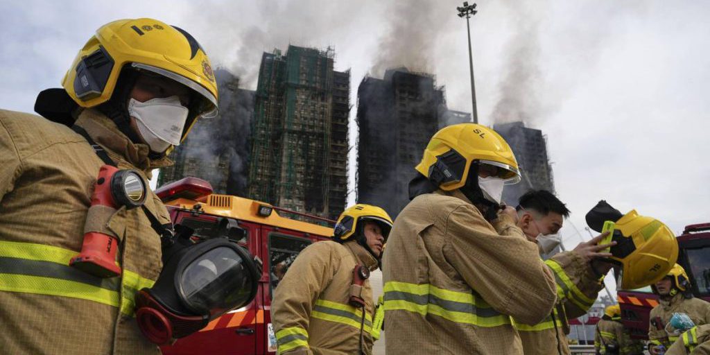 Incendio devastante a Hong Kong: sopravvissuti inviano segnali luminosi di soccorso
