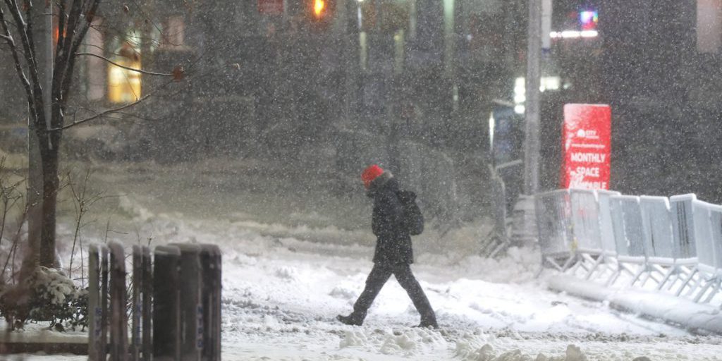 Stato di emergenza a New York per la forte nevicata che ha causato disagi.