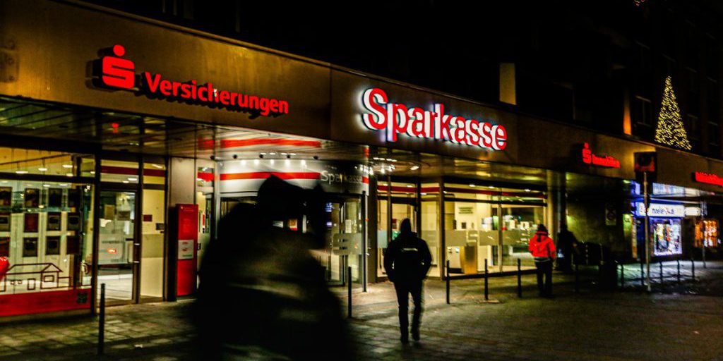 Polizia di Gelsenkirchen analizza registrazioni video per individuare i ladri della banca