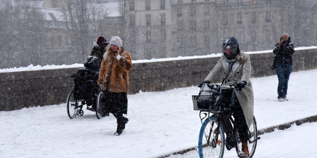 Inverno Estremo: Neve a Mallorca e Traffico Record a Parigi