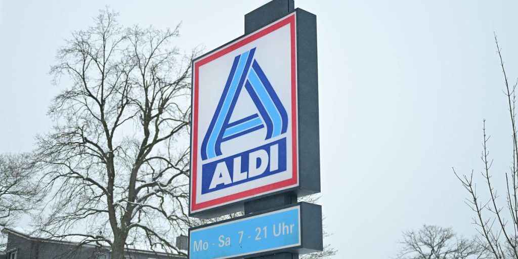 Giornalista scopre prezzo sorprendentemente basso al supermercato Aldi