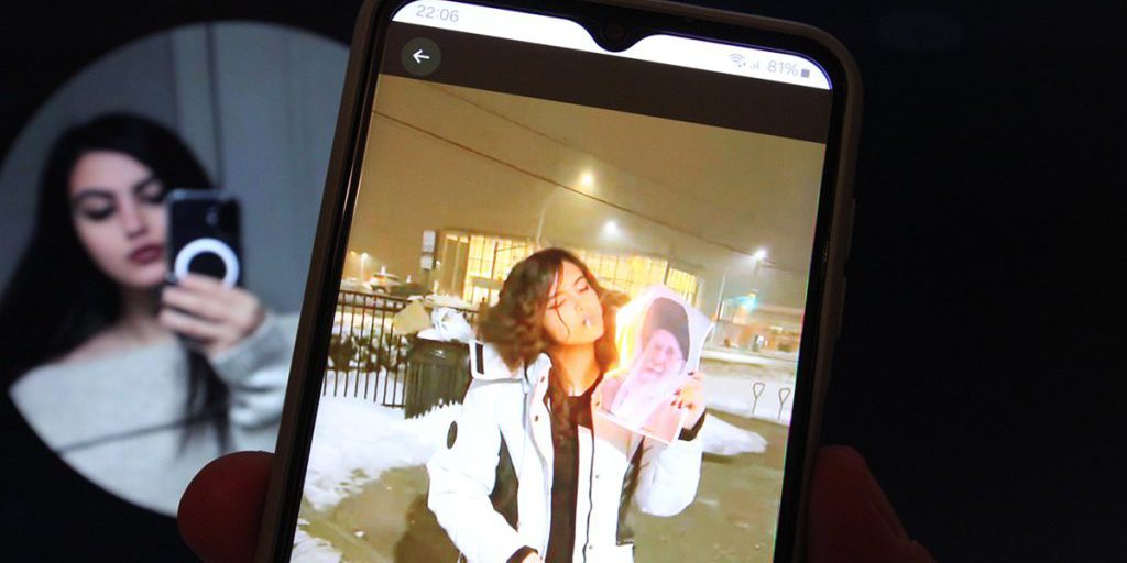 Donne iraniane usano la sigaretta come gesto di protesta contro i Mullah: viralità sui social e sostegno politico internazionale