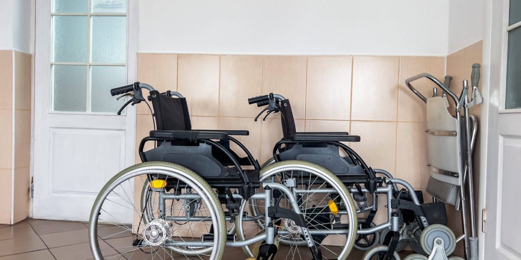 Documentario sul Bürgergeld mette in luce la dignità di una pensionata con sedile a rotelle