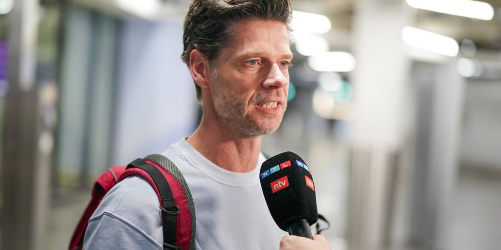 Stephen Dürr, concorrente del Dschungelcamp, pronto a partire per l'Australia ma incerto su come procedere