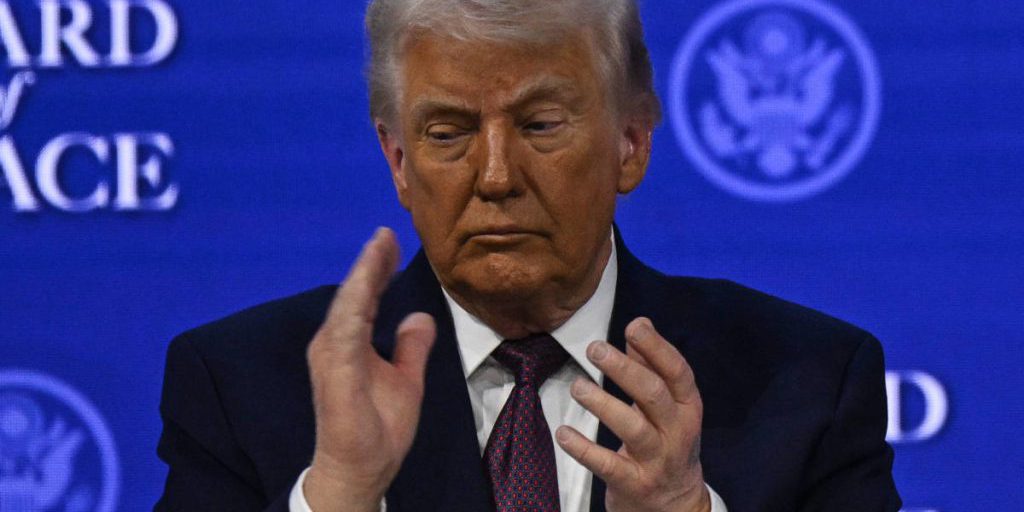 Trump a Davos: discorso sul commercio globale, la mano contusa non confermata