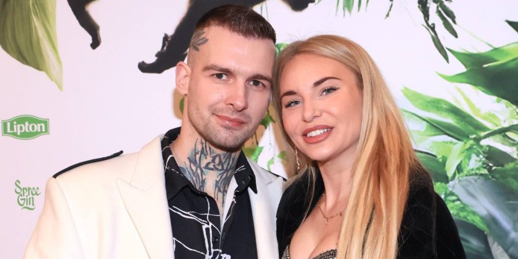 Eric Stehfest in compagnia di una nuova persona alla Dschungelparty di Julian FM Stoeckel