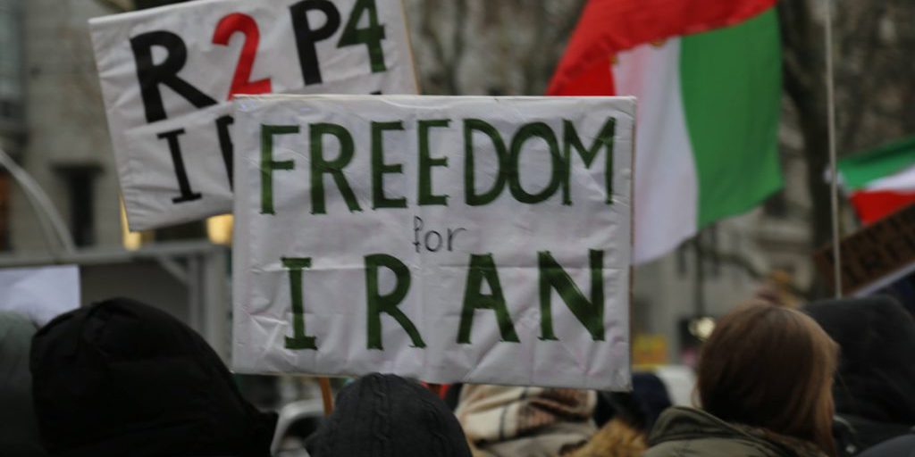 Influencer iraniana morta nei protesti contro il regime: cause ancora sconosciute