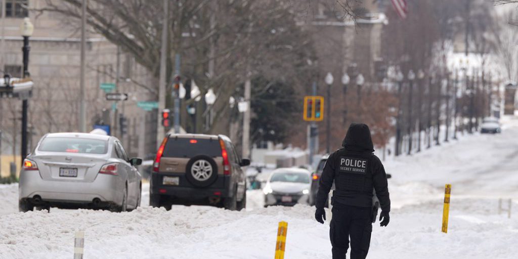 Tempesta invernale negli USA provoca più di 10 morti e chiusura di aeroporti