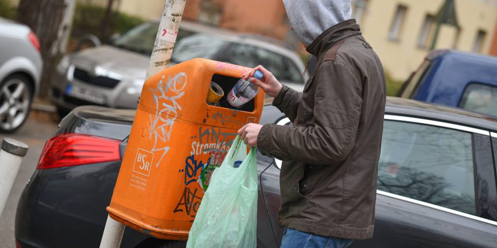 Senzatetto raccoglie bottiglie con deposito e incassa 200 euro, ma il denaro non è destinato a lui