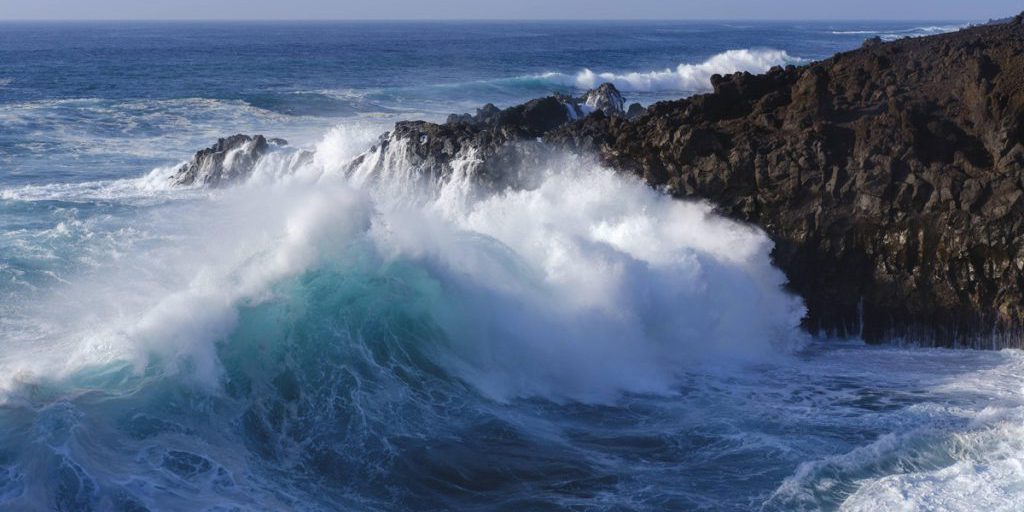 Turista tedesca scomparsa in Spagna dopo essere stata colpita da un'onda