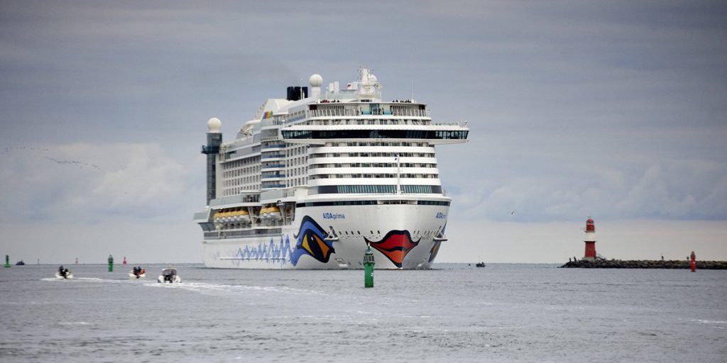 Una giovane ragazza malata torna a casa dopo una crociera grazie all'aiuto di un'iniziativa benefica