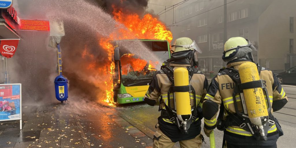 Incendio devastante a bordo di un autobus a Essen: cause e conseguenze ancora da determinare