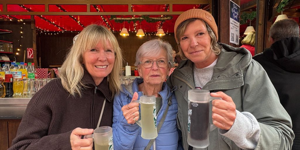 Glühwein trinken im Oktober? Essen läutet die Weihnachtssaison ein – Besucher mit klarer Meinung