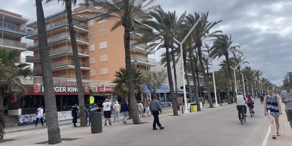 Maiorca sotto attacco: i turisti nel mirino dei truffatori e ladri nella Playa de Palma