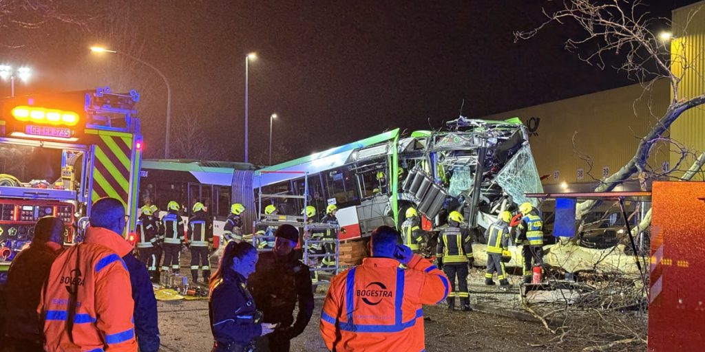 Incidente a Gelsenkirchen: autobus urto con albero, tre feriti