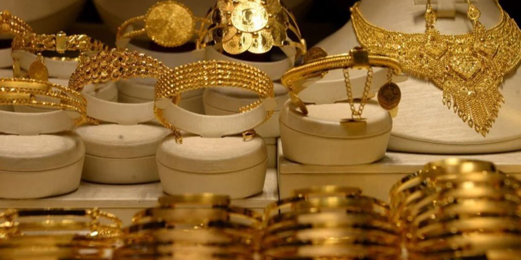 La moda dell'oro falso: una tendenza in aumento e le sue conseguenze sulla sicurezza dei consumatori