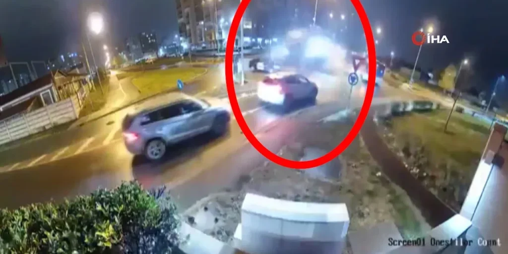 Incidente all'incrocio: veicolo lanciato sopra due altri veicoli.