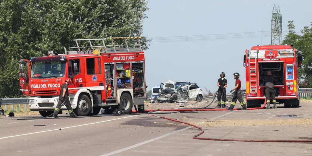 Tragico incidente stradale a Gioiosa Jonica: scontro frontale tra bus e auto, tre morti e indagine in corso