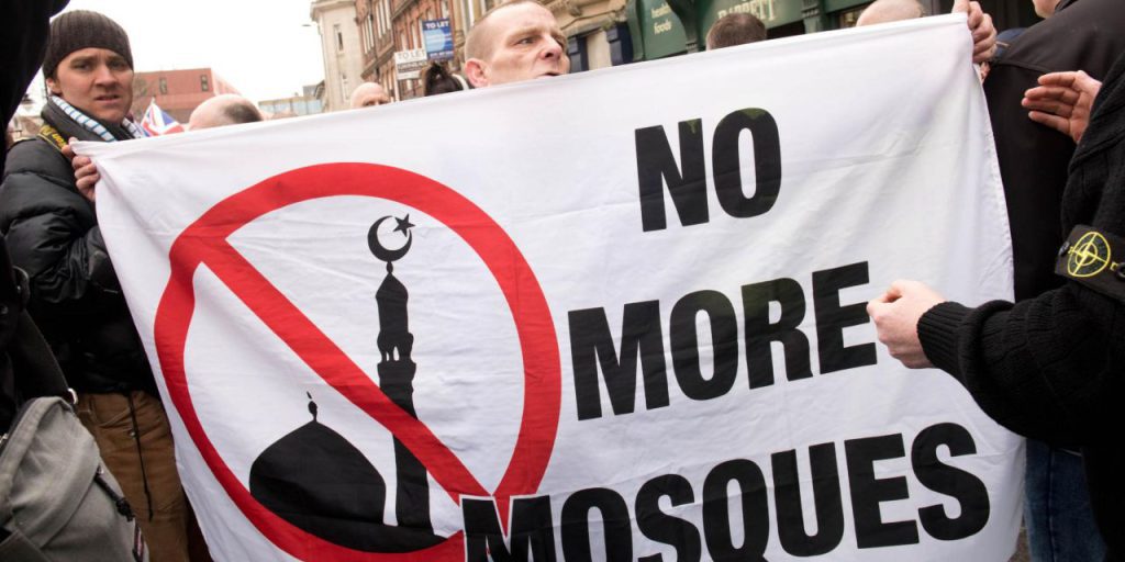 Attacchi alle Moschee in Inghilterra: un Allarme per la Tolleranza e la Sicurezza della Comunità Musulmana