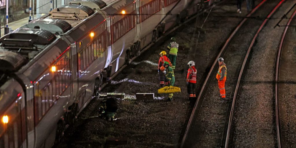 Attacco con Coltello su un Treno in Inghilterra: 10 Feriti e Indagini in Corso