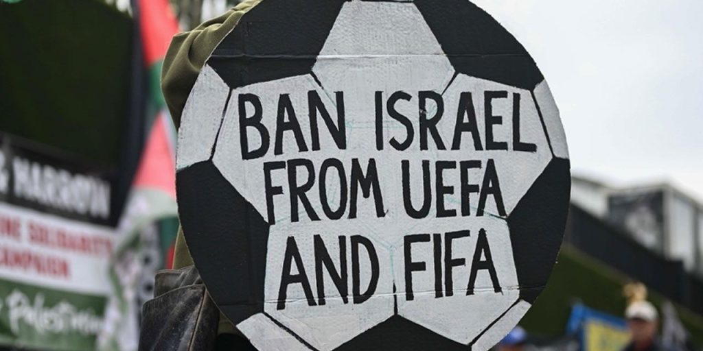 Petizione contro la partecipazione di Israele alle competizioni internazionali di calcio: oltre 25.000 firme per l'esclusione della squadra israeliana

Protesta contro Israele nel Regno Unito
Una petizione è stata lanciata nel Regno Unito per chiedere l'esclusione di Israele dalle competizioni internazionali di calcio, in particolare per la partita tra Aston Villa e Maccabi Tel Aviv, valida per la UEFA Europa League.
Numero di firme
La petizione ha già raccolto oltre 25.000 firme, dimostrando un forte sostegno alla causa da parte dei cittadini britannici.
Approfondimento
La decisione di lanciare questa petizione è probabilmente legata alle preoccupazioni riguardanti la situazione politica e sociale in Israele e il suo impatto sul mondo del calcio. È importante considerare le motivazioni e le implicazioni di questa richiesta.
Possibili Conseguenze
Se la petizione dovesse avere successo, ciò potrebbe avere conseguenze significative per la squadra israeliana e per le competizioni internazionali di calcio in generale, influenzando la partecipazione di Israele a future competizioni.
Opinione
Non è possibile esprimere un'opinione oggettiva su questo argomento, poiché le opinioni possono variare notevolmente a seconda delle prospettive individuali e delle informazioni disponibili. Tuttavia, è fondamentale considerare i fatti e le motivazioni alla base di questa petizione.
Analisi Critica dei Fatti
È importante analizzare criticamente i fatti e le motivazioni alla base di questa petizione per comprendere appieno le implicazioni e le possibili conseguenze. Ciò richiede un esame approfondito della situazione politica e sociale in Israele e del suo impatto sul mondo del calcio.
Relazioni con altri fatti
Questo evento può essere collegato ad altri eventi e questioni relative alla politica e allo sport, evidenziando la complessità delle relazioni tra questi due ambiti. La situazione in Israele e le sue ripercussioni sul mondo del calcio sono solo un esempio di come la politica possa influenzare lo sport.
Contesto storico
La storia delle relazioni tra Israele e il mondo del calcio è complessa e ha subito diverse sfide e controversie nel corso degli anni. È importante considerare questo contesto storico per comprendere appieno le motivazioni e le implicazioni di questa petizione.
Fonti
La fonte di questo articolo è Haberturk. Per ulteriori informazioni, si prega di visitare il sito web ufficiale della fonte.