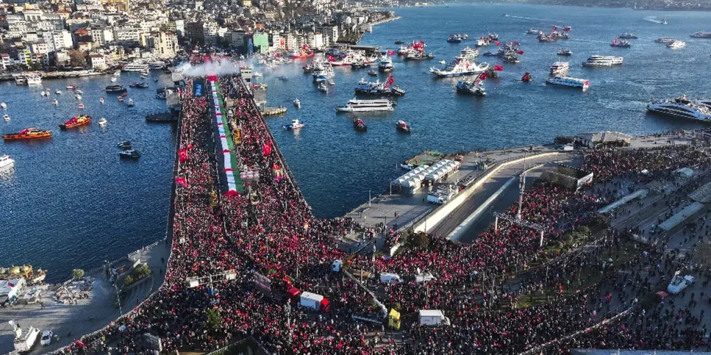 520.000 persone si radunano sul Ponte di Galata per solidarietà a Gaza