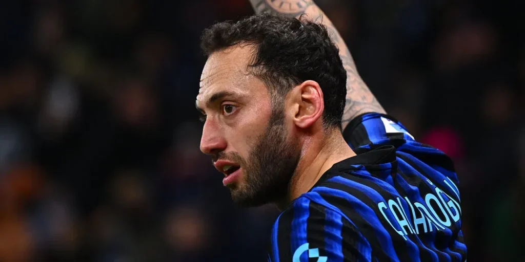 Hakan Çalhanoğlu si infortuna nella partita Inter‑Napoli