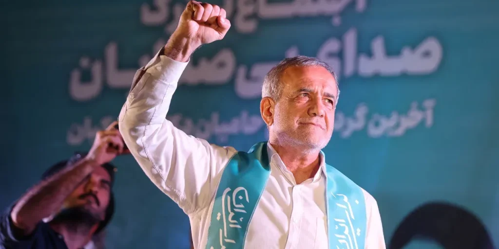 Iran: presidente sostiene che il paese è sotto siega economica e militare e in guerra con USA, Europa e Israele