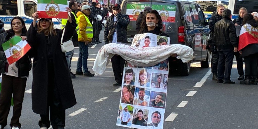Manifestanti iraniani a Düsseldorf chiedono libertà e la fine del regime