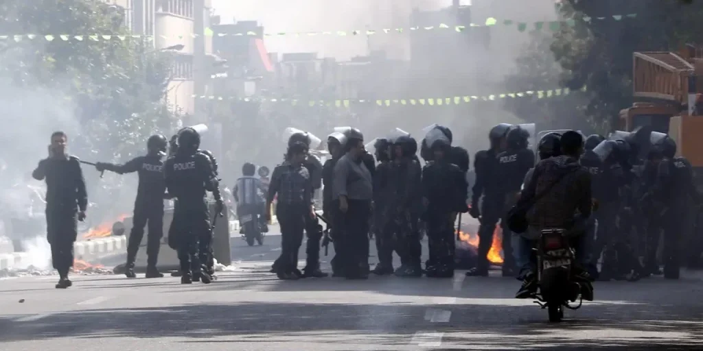 Svalutazione record del rial iraniano provoca proteste diffuse in tutto il paese