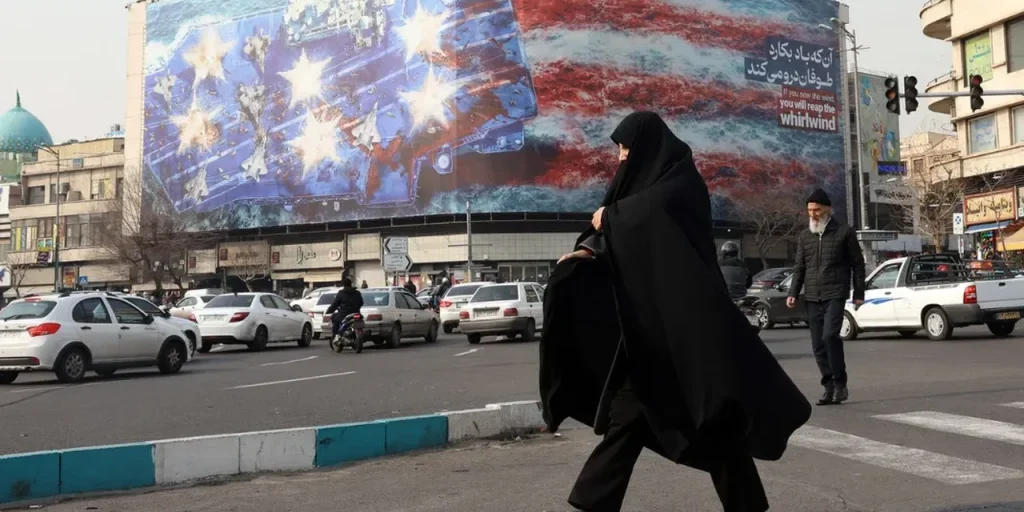 Tensione USA‑Iran si accende a Teheran: murales di protesta e nave da guerra USS Abraham Lincoln