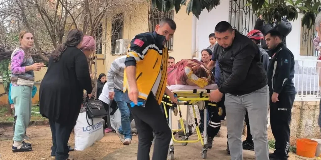 Ragazza di Antalya salvata dopo caduta in fossa settica