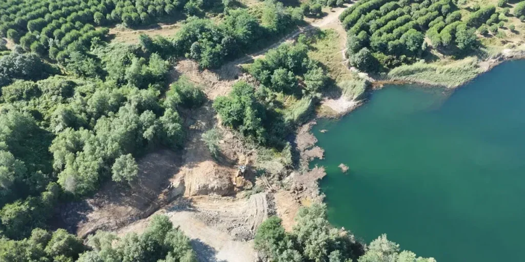 Arnavutköy: l'IBB continua a scaricare terra di scavo nella zona umida di Mavi Göl