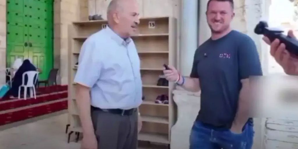 İslam karşıtı Robinson'dan 'Mescid-i Aksa'da provokasyon! Müslümanım dedi ayetleri okuyamayınca yakayı ele verdi