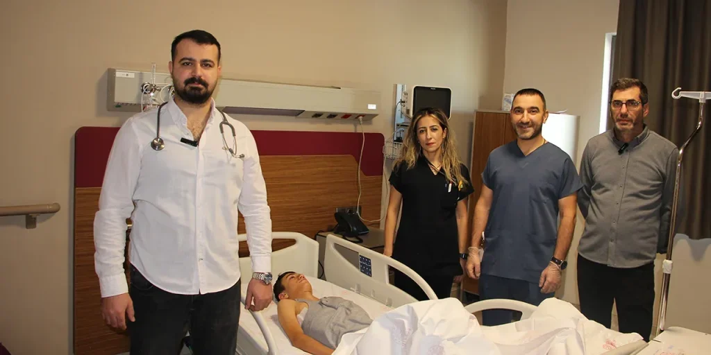 Ragazzo di 14 anni di Elazığ guarisce dopo intervento chirurgico per “Kunduracı Göğsü”