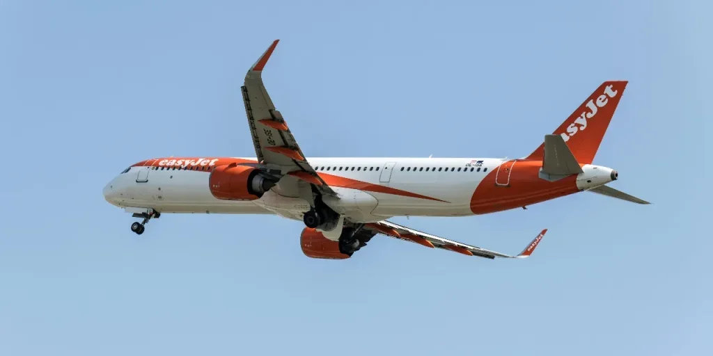 Una donna morta è stata caricata su un volo EasyJet: 12 ore di ritardo