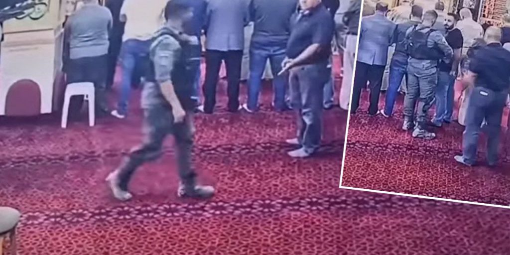 İsrail askerlerinden camide tahrik! Postallı alçaklık 