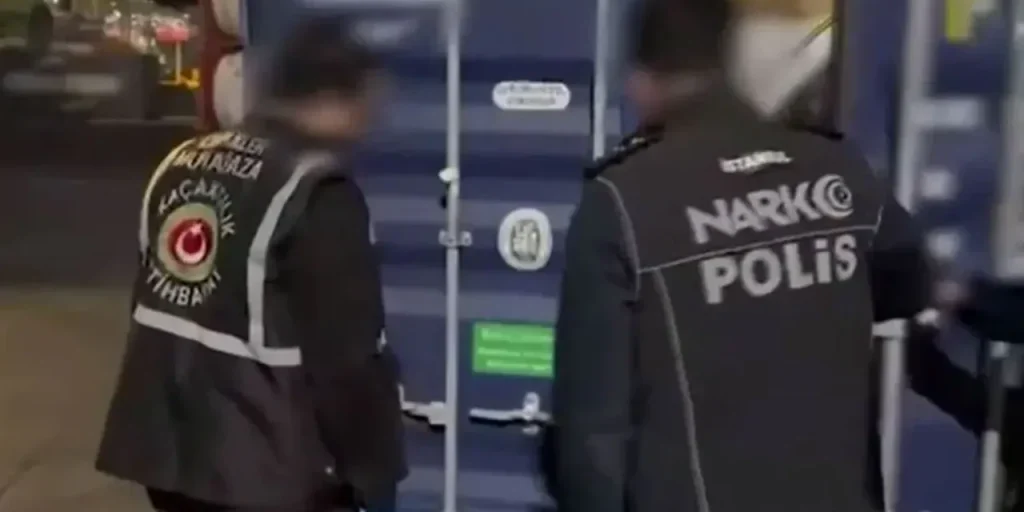 Arrestati tre sospetti in porto di Beylikdüzü per traffico di cocaina dall'Ecuador