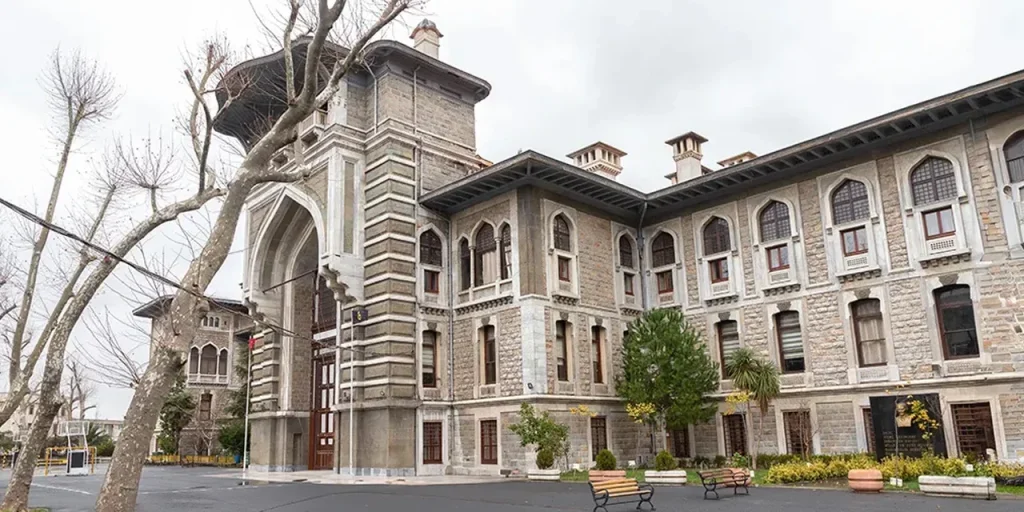 Indagine su presunte molestie a Istanbul Erkek Lisesi: dirigenti sospesi e studenti trasferiti