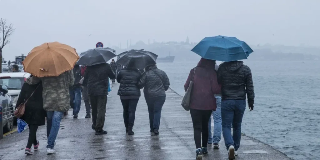 Allerta meteorologica per Istanbul: pioggia torrenziale e temperature a 10°C