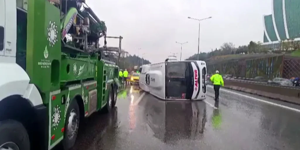 Minibus che trasportava personale aeroportuale ribaltato a Maltepe, Istanbul, a causa della pioggia