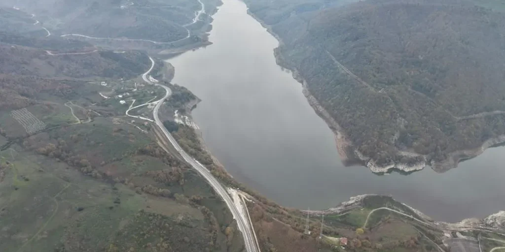 Il bacino di Hasanlar si riempie dopo la siccità estiva, superando il 70 % della capacità totale