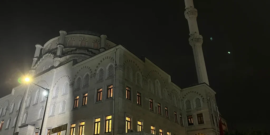 Uomo di 65 anni trovato morto in bagno di moschea di Başakşehir: indagine in corso