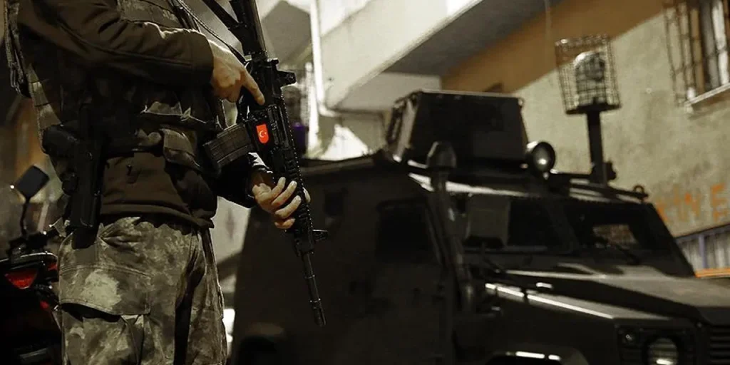 Istanbul: 10 sospetti di propaganda terroristica arrestati in operazione contro DEAŞ